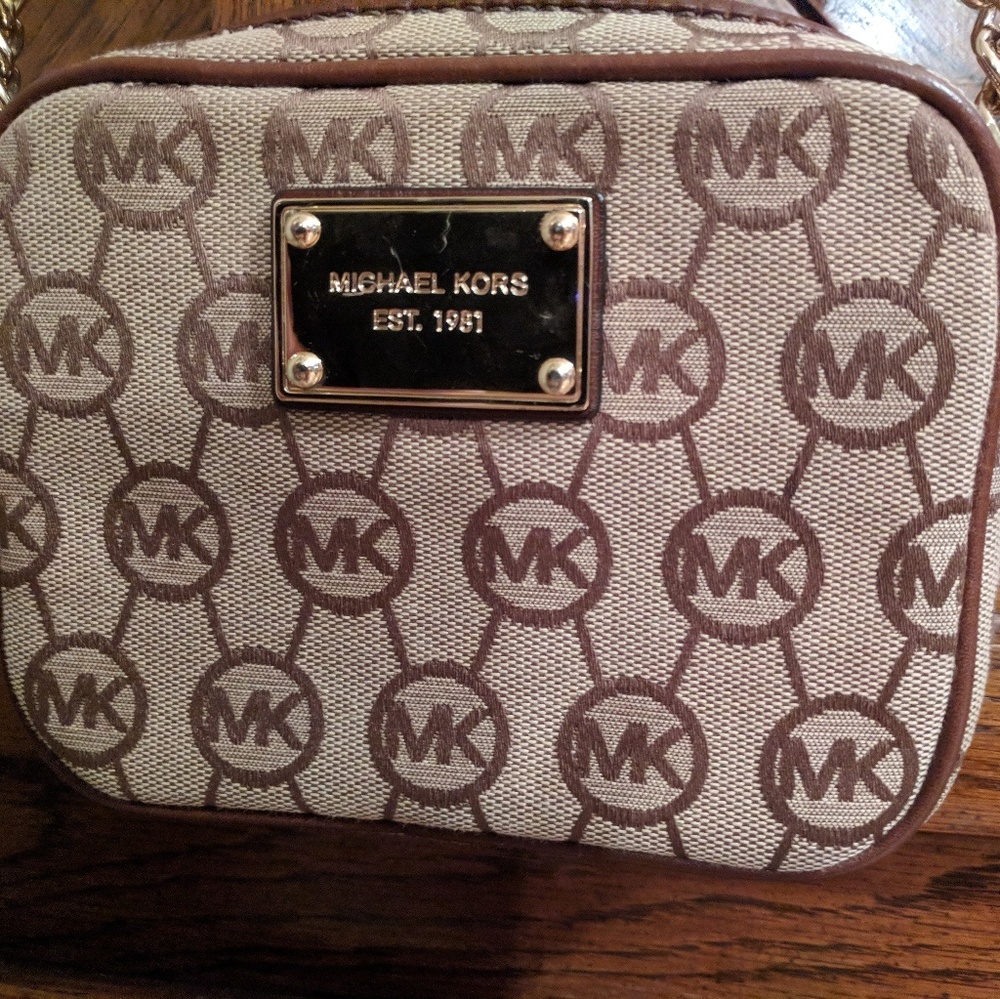 Small Michael Kors purse - Picture 3 of 8